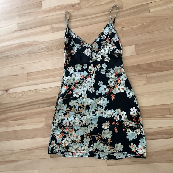 WYLDR dress super light and soft fabric, perfect condition x small - Picture 4 of 5